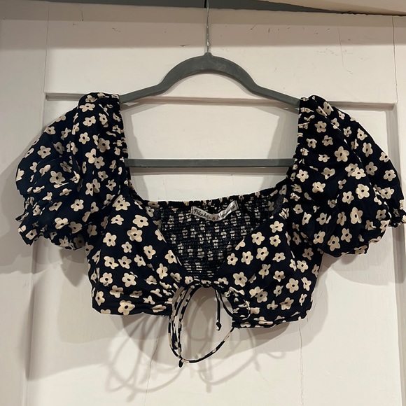 Black with white flowers, cute summer crop - Picture 1 of 2